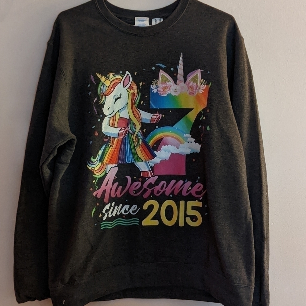 𝅺nwt Awesome Since 2015 Birthday Unicorn Sweatshirt Gray Medium Unisex